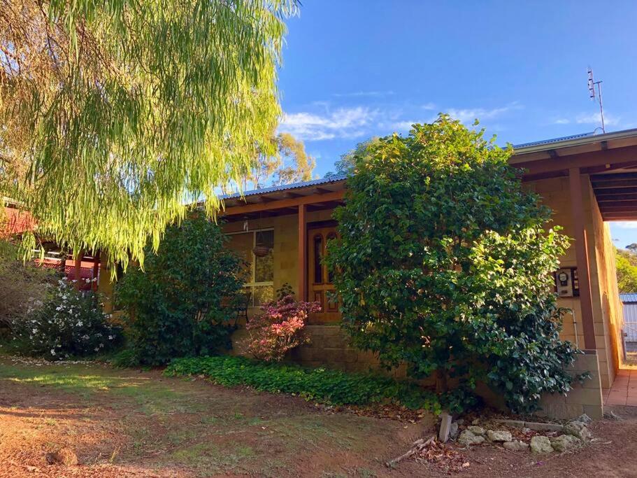 Camellia Cottage - Country Rustic Charm Close to Forest and Town