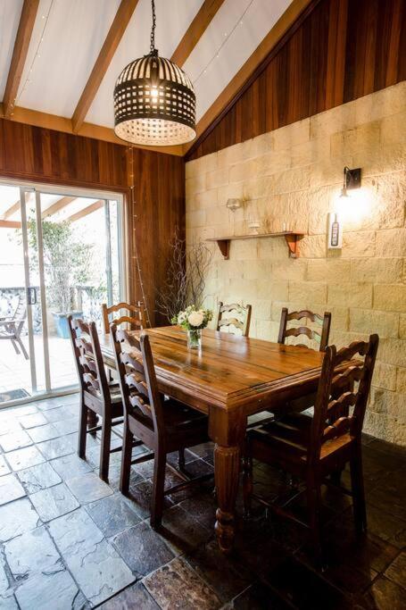 Camellia Cottage - Country Rustic Charm Close to Forest and Town