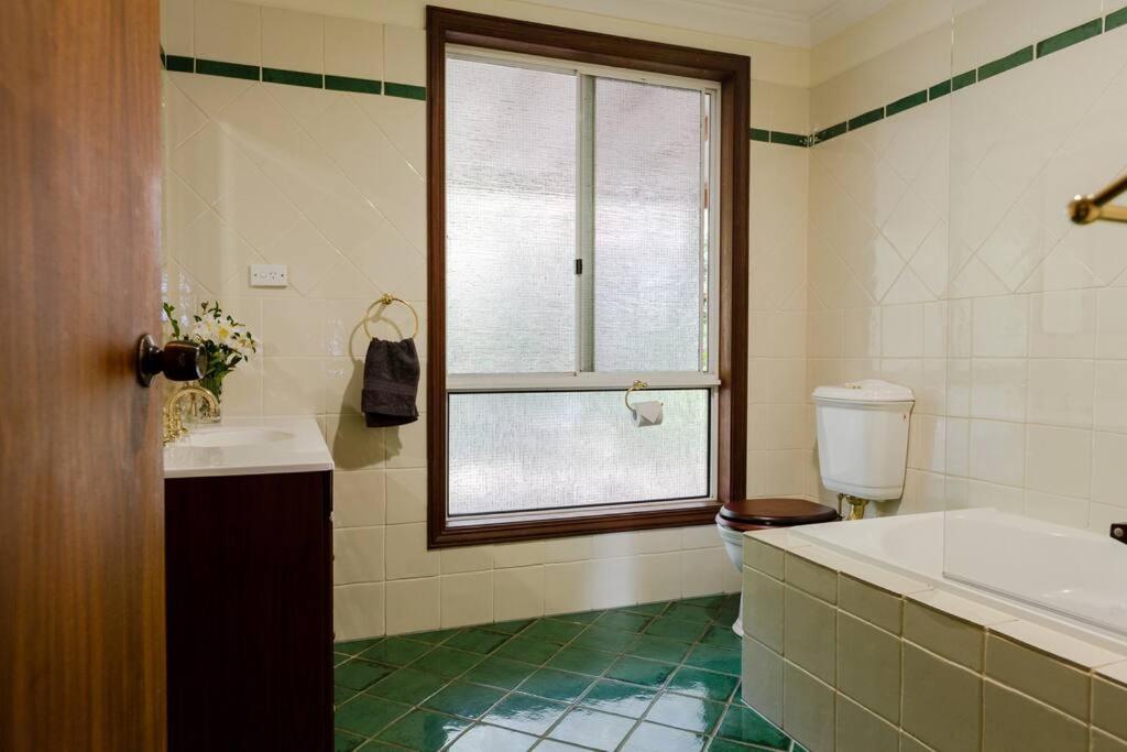 Camellia Cottage - Country Rustic Charm Close to Forest and Town