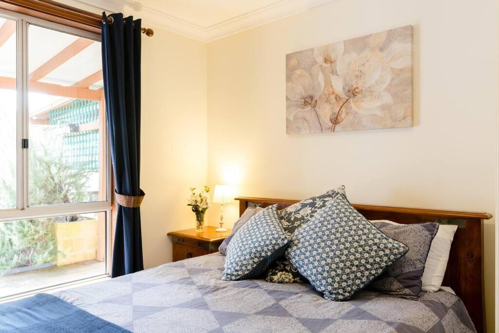 Camellia Cottage - Country Rustic Charm Close to Forest and Town