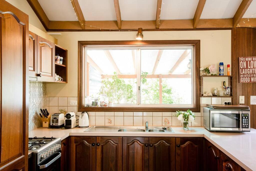 Camellia Cottage - Country Rustic Charm Close to Forest and Town