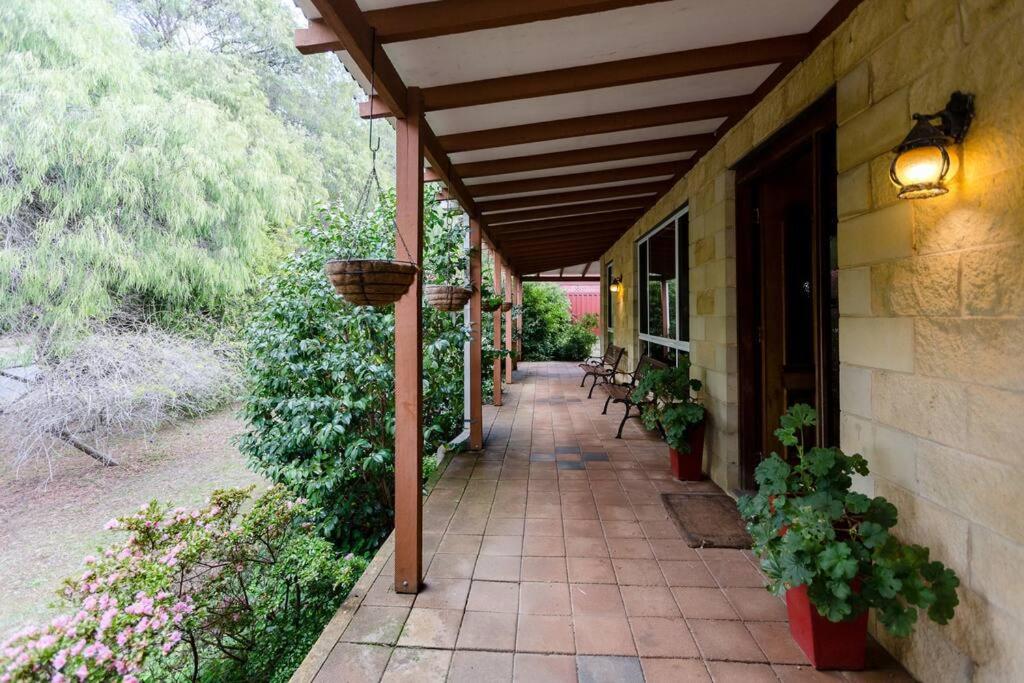 Camellia Cottage - Country Rustic Charm Close to Forest and Town
