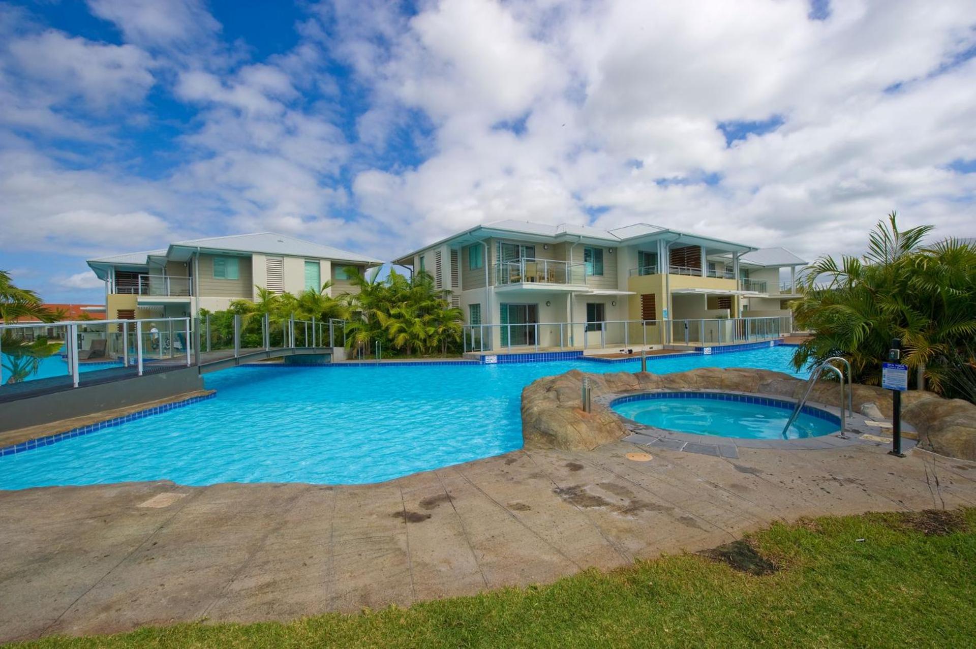Oaks Pacific Blue Pool spa more in complex