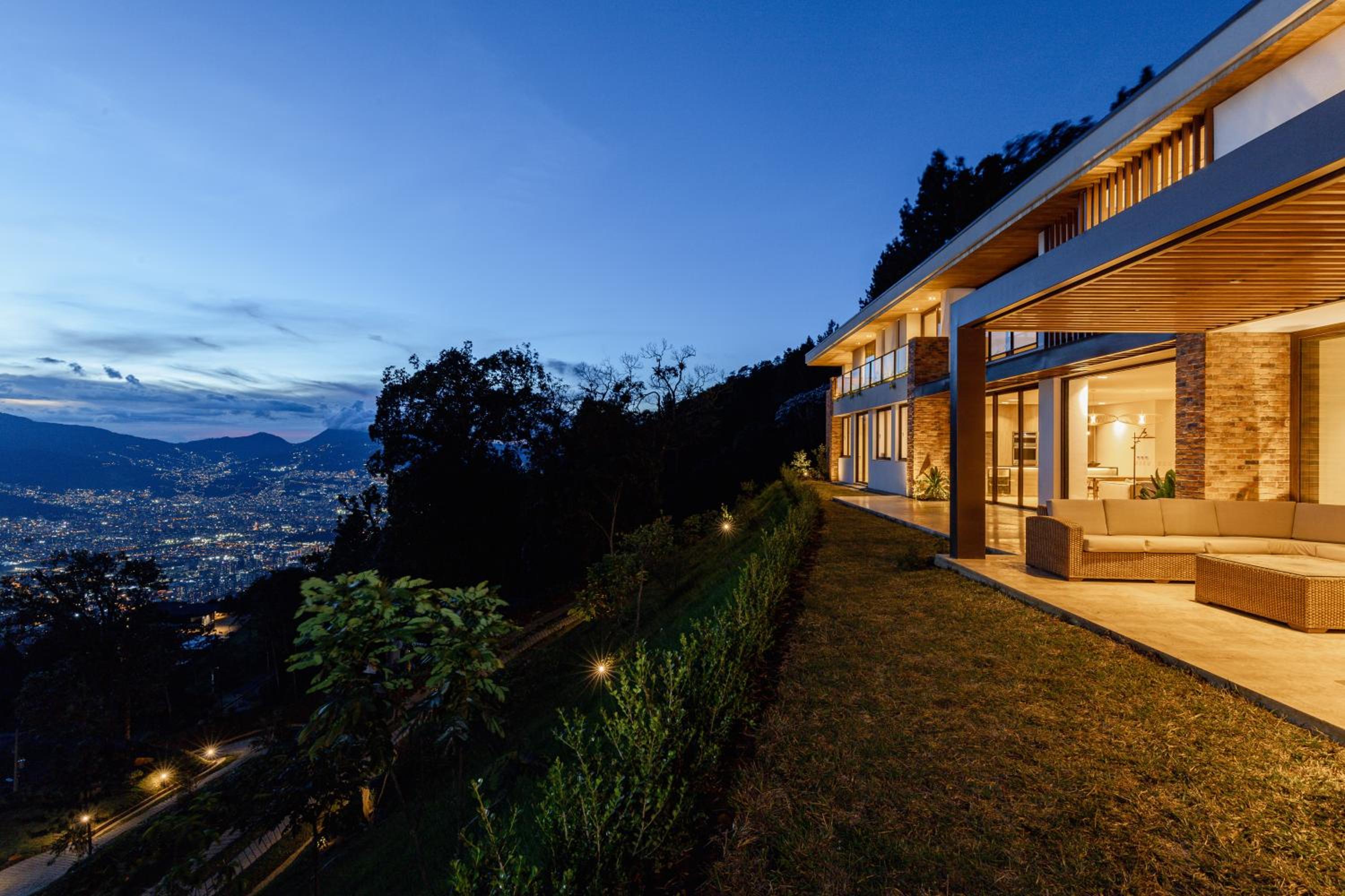 Hilltop Enchanting Villa with Stunning Views & Jacuzzi