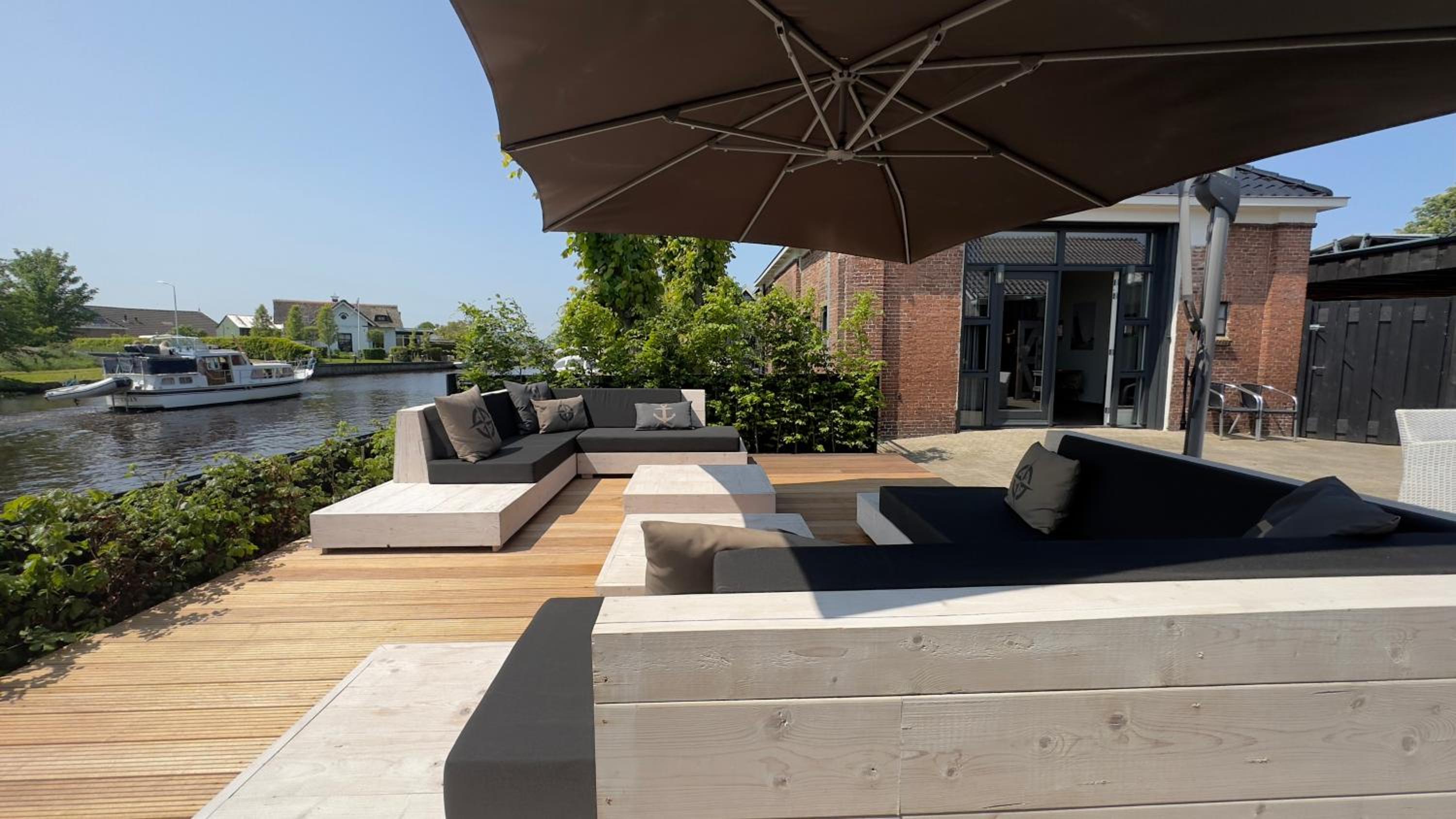 PUUR Eastermar - monumentaal, authentiek en luxe koetshuis aan open vaarwater met jacuzzi en sauna