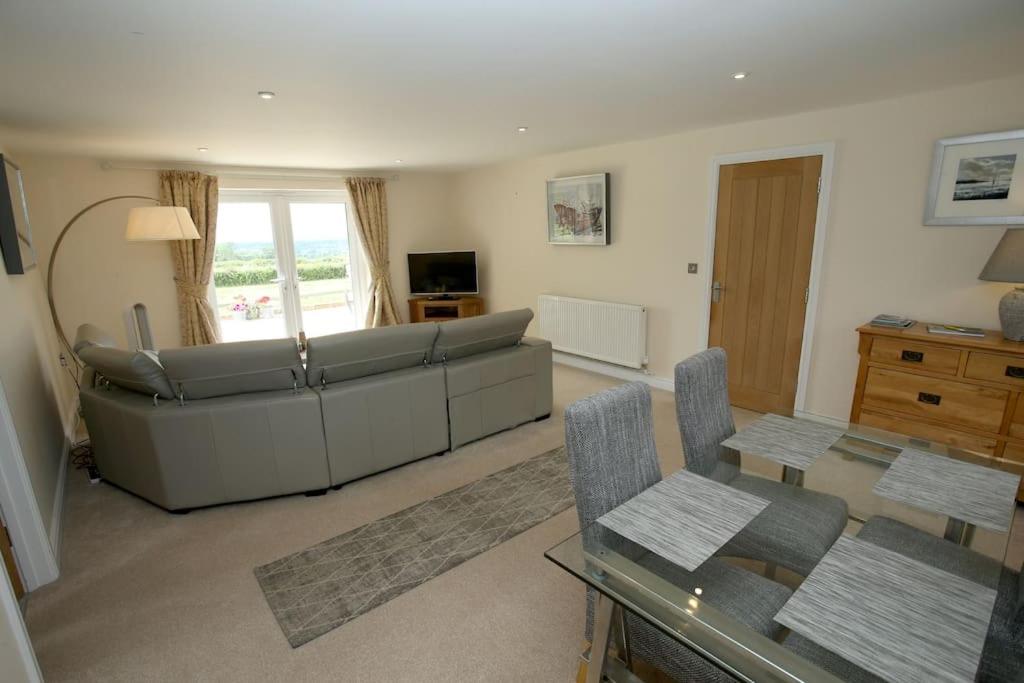 Lovely two bedroom bungalow with hot tub view 5