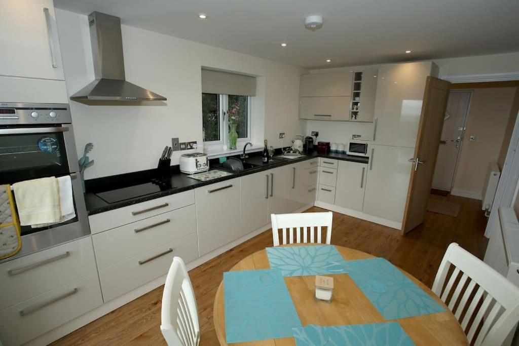 Lovely two bedroom bungalow with hot tub view 3