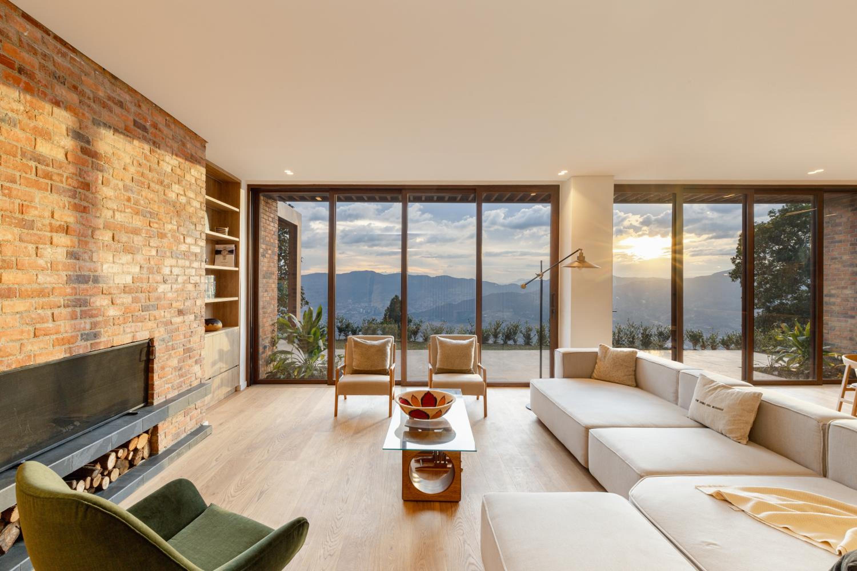 Hilltop Enchanting Villa with Stunning Views & Jacuzzi