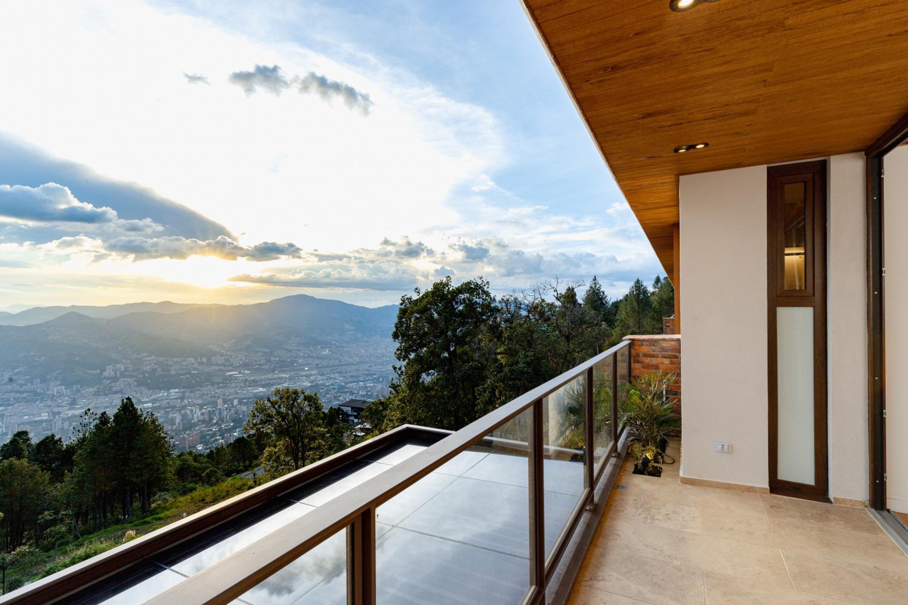 Hilltop Enchanting Villa with Stunning Views & Jacuzzi