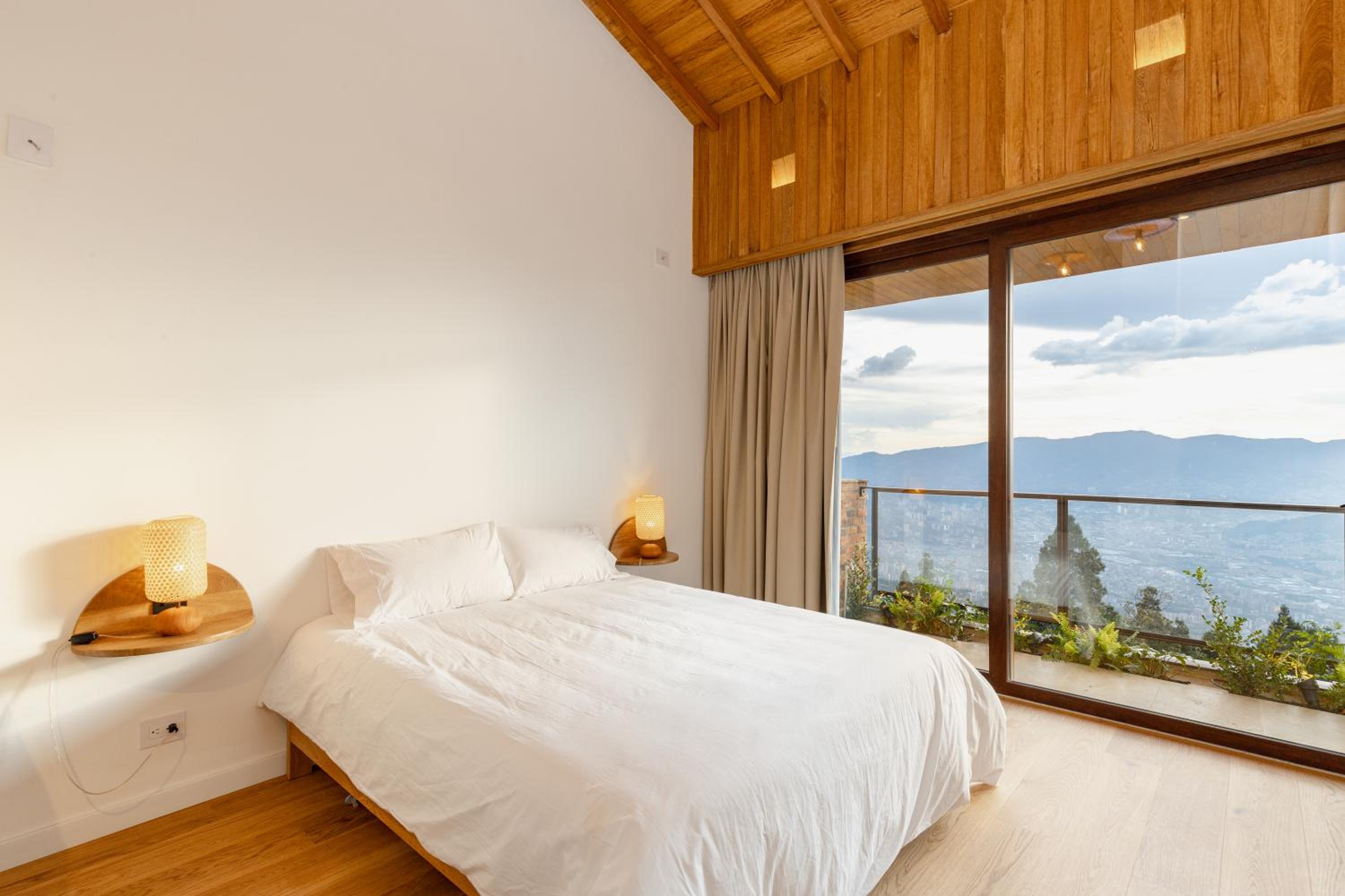 Hilltop Enchanting Villa with Stunning Views & Jacuzzi