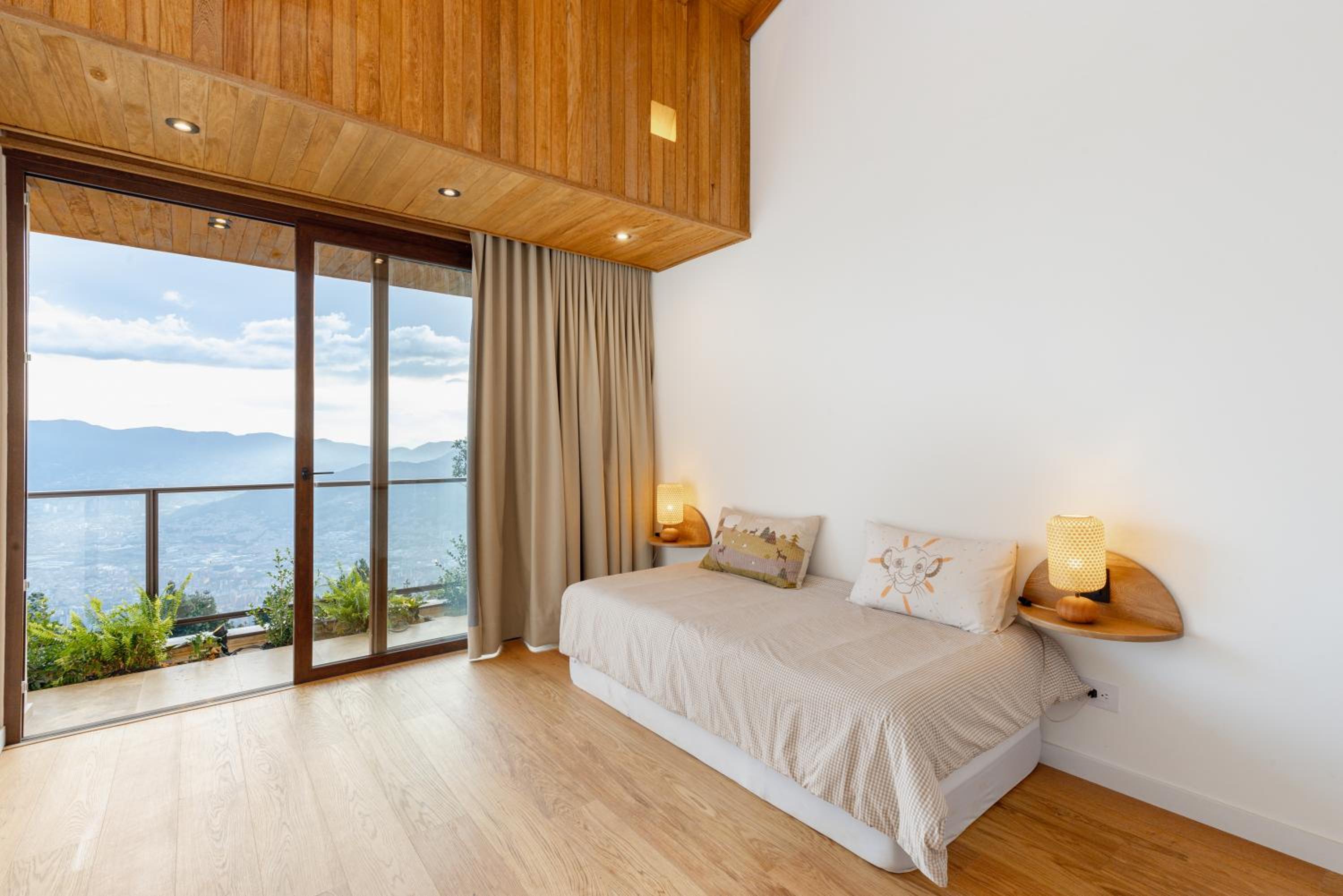 Hilltop Enchanting Villa with Stunning Views & Jacuzzi
