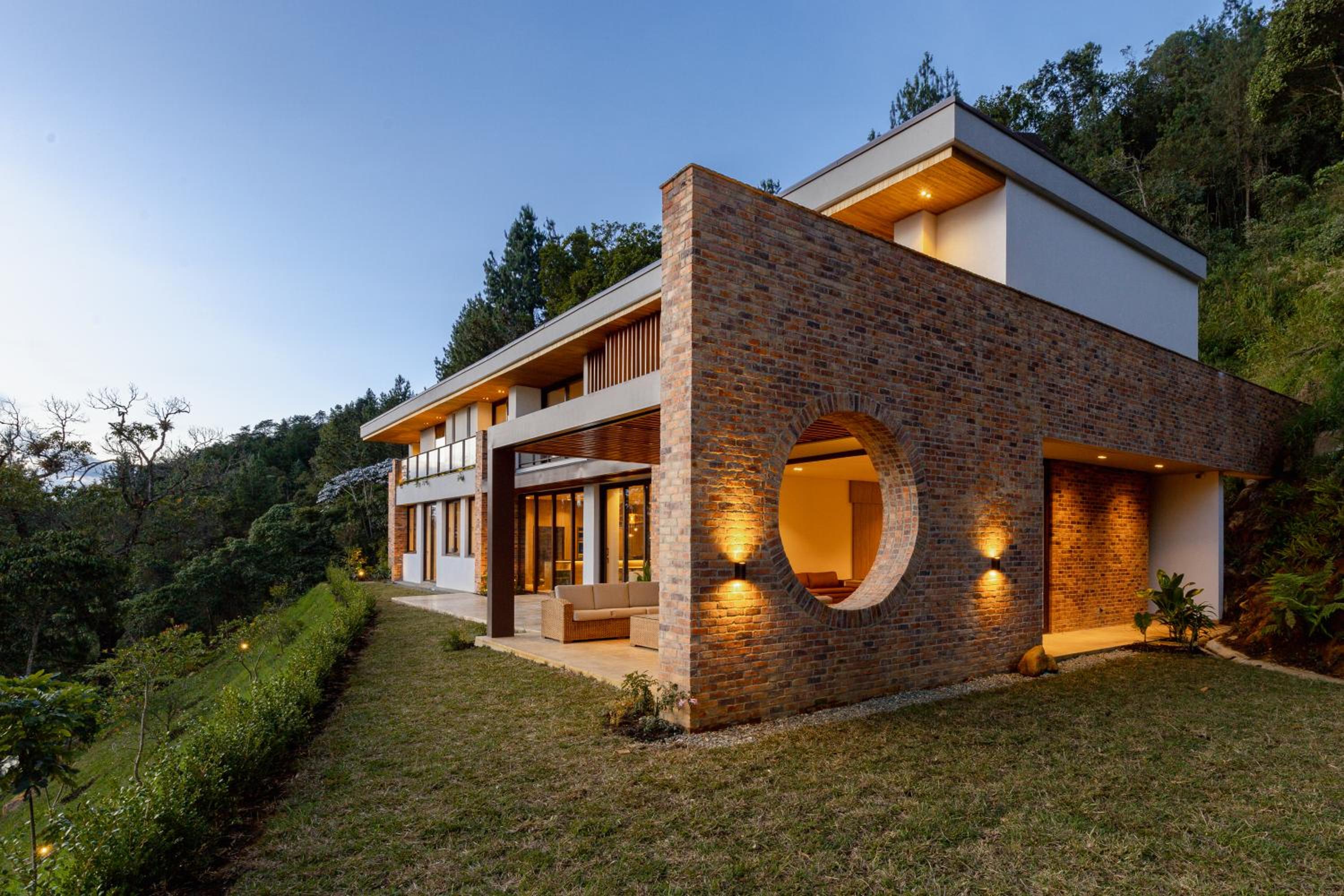 Hilltop Enchanting Villa with Stunning Views & Jacuzzi