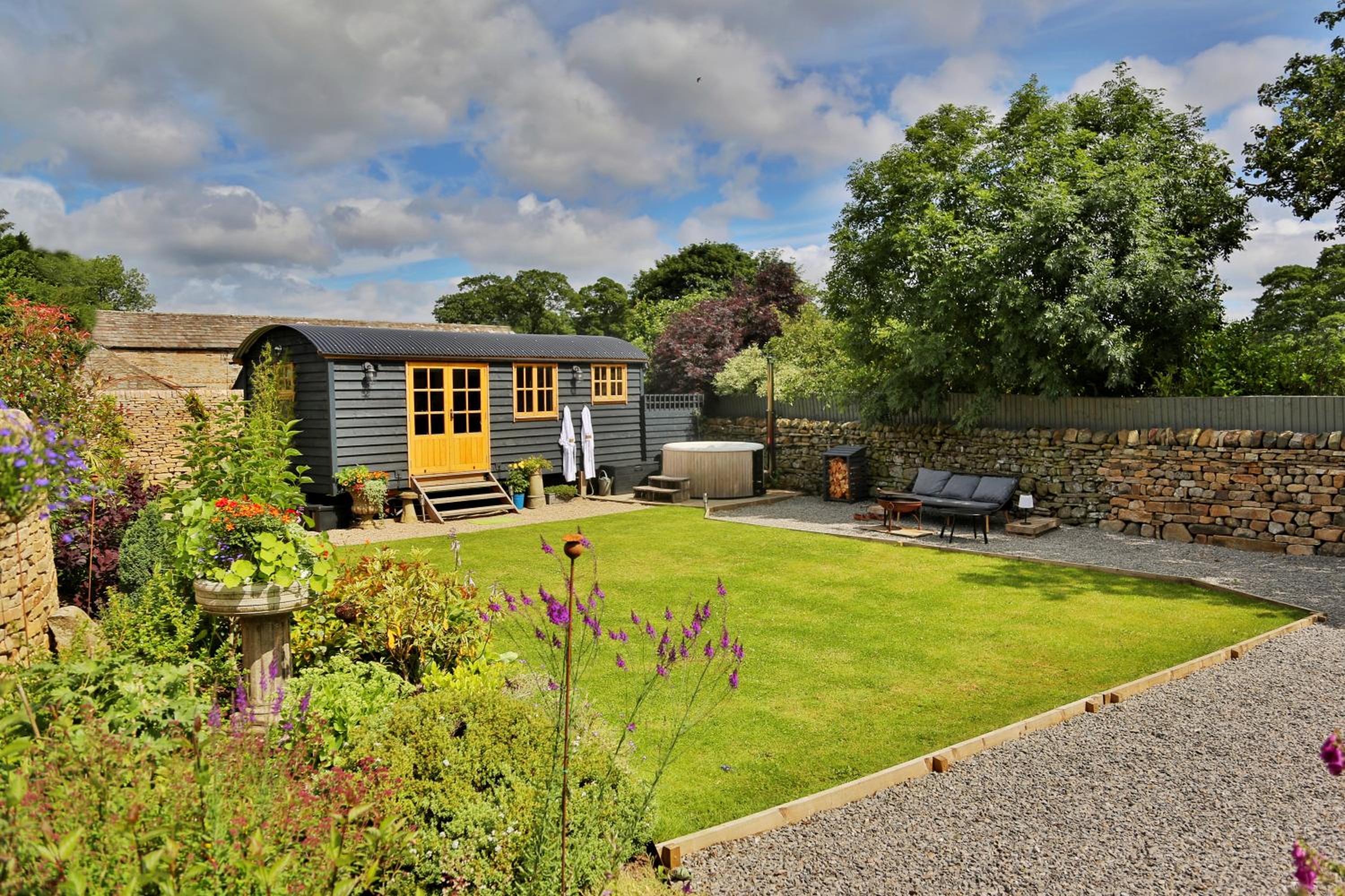 FLORA Luxury Retreat, Private Garden, Views & Hot Tub view 4