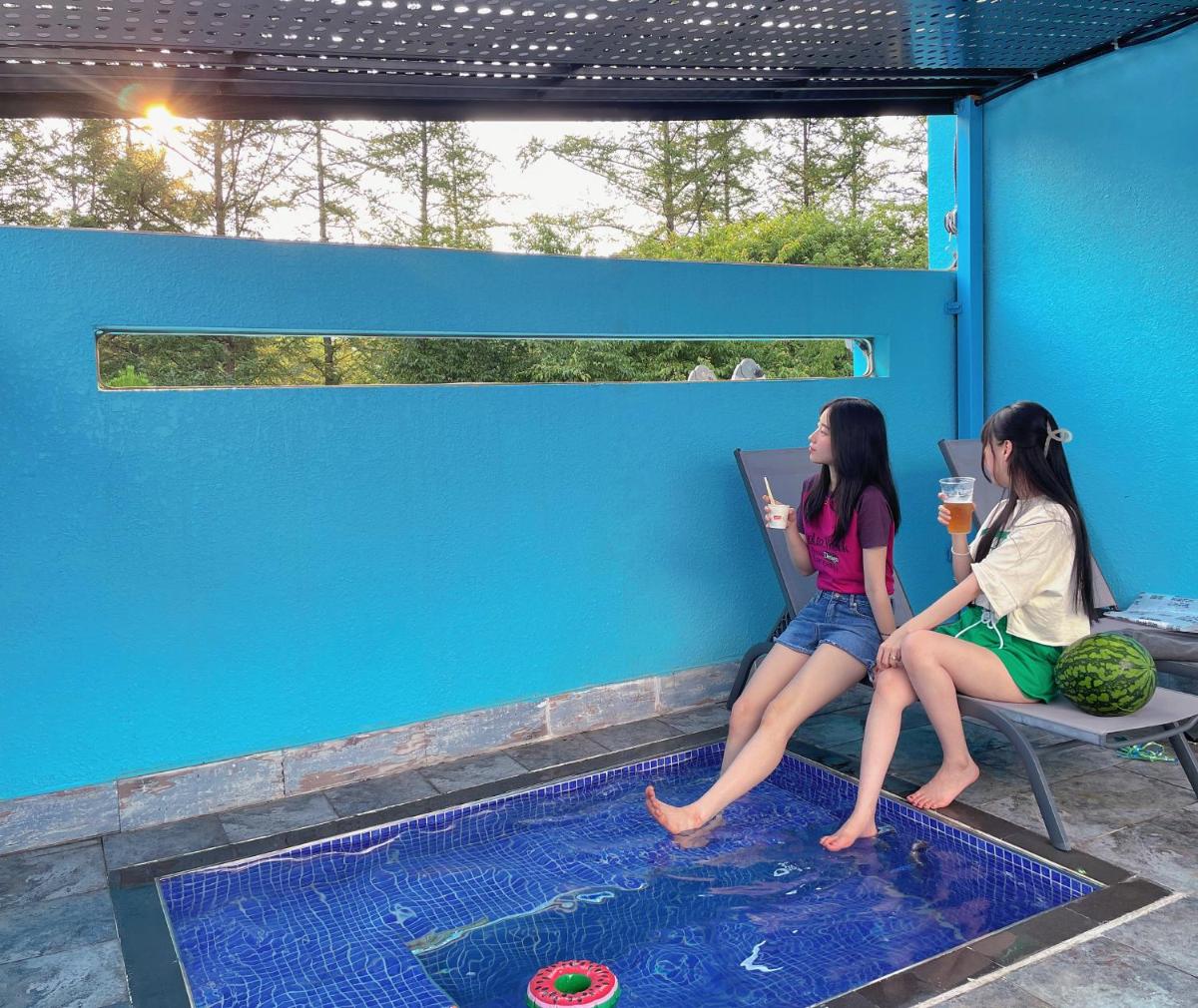 swimming pool