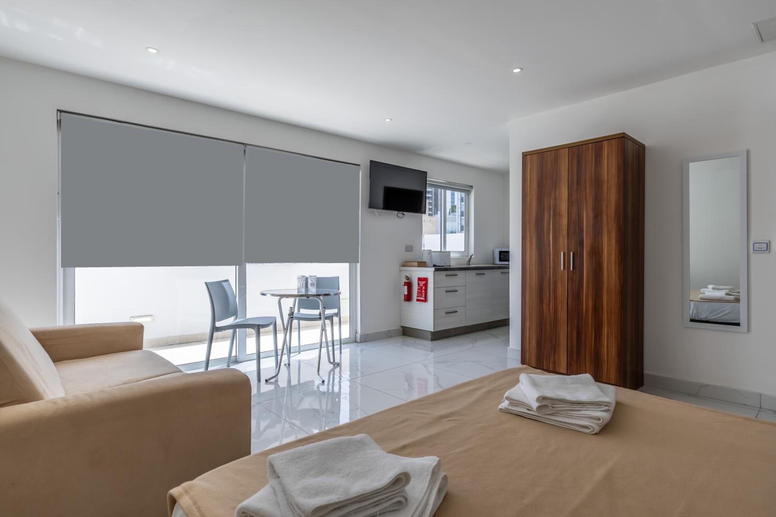 Cozy Penthouse in the Heart of Paceville with seaview - Olo Living by SF Homes view 4