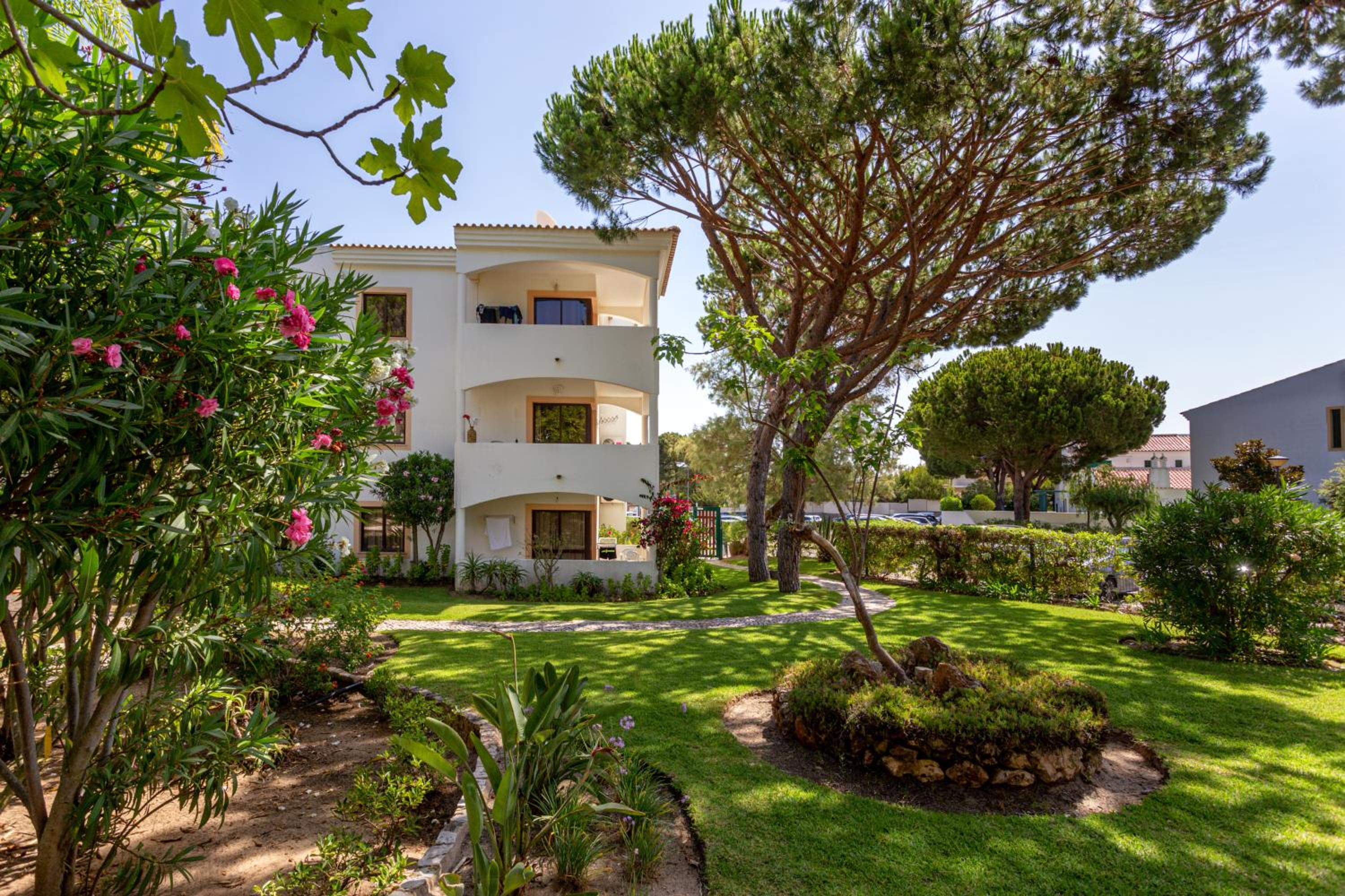 Host Wise - Fresh Sunny Flat with Pool & Terrace view 2