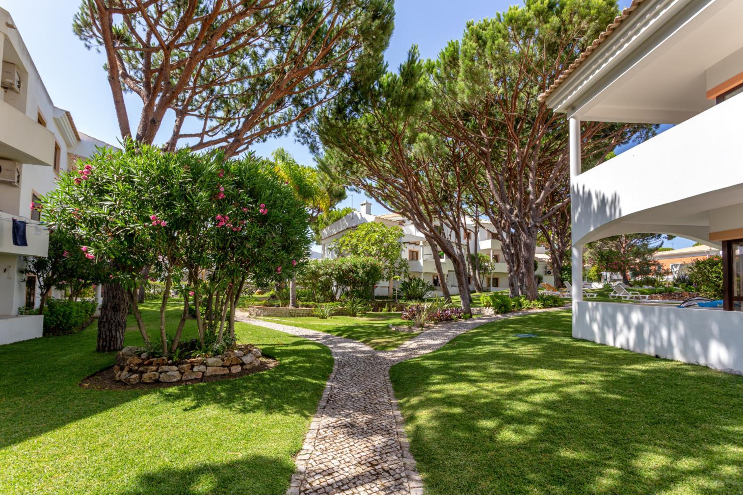 Host Wise - Fresh Sunny Flat with Pool & Terrace view 4