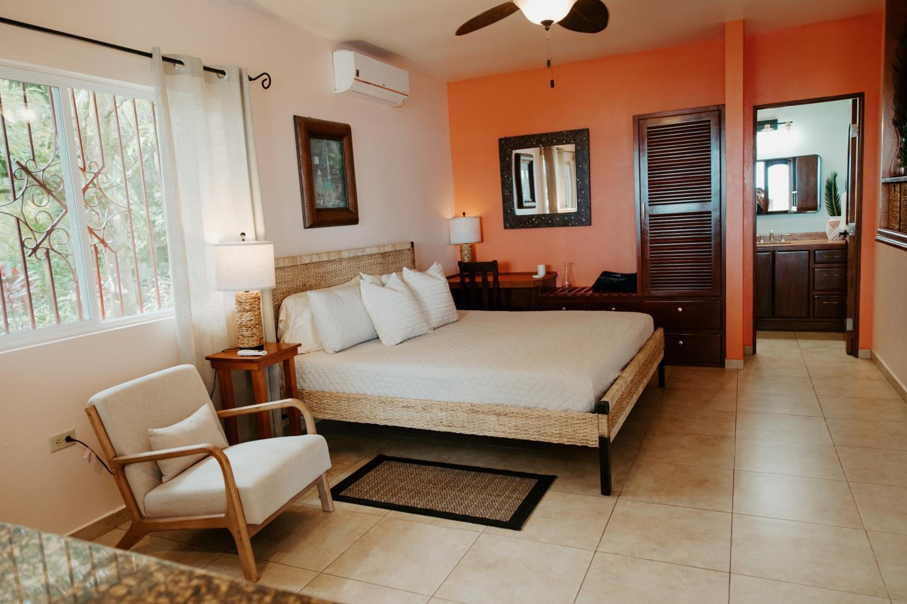 Wiona of Villa Paraiso / Beachfront Villa & Pool view 4