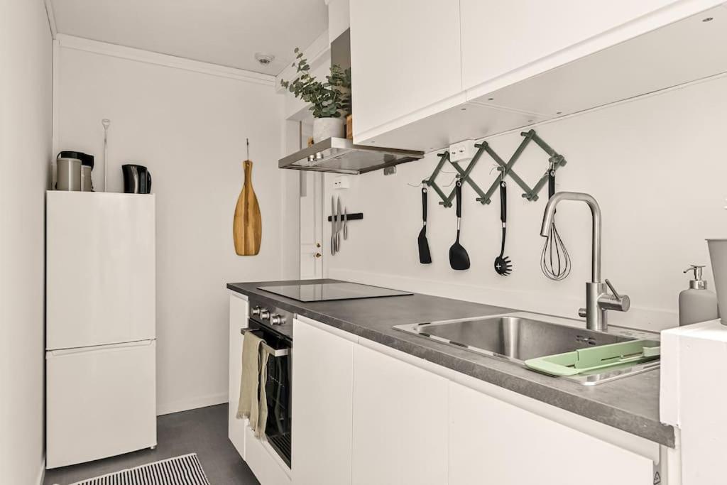 Dinbnb Apartments I Views & Street Parking in Sandviken view 5
