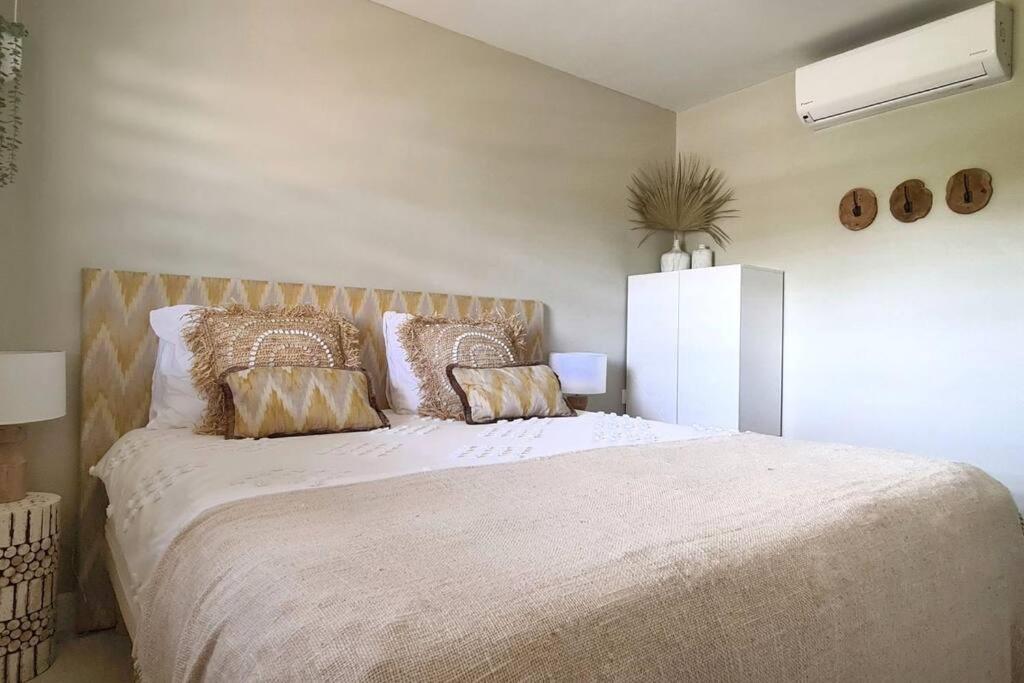 Boutique apartment with PRIVATE POOL, near Jan Thiel & Mambo beach, 2 bedrooms & gated community
