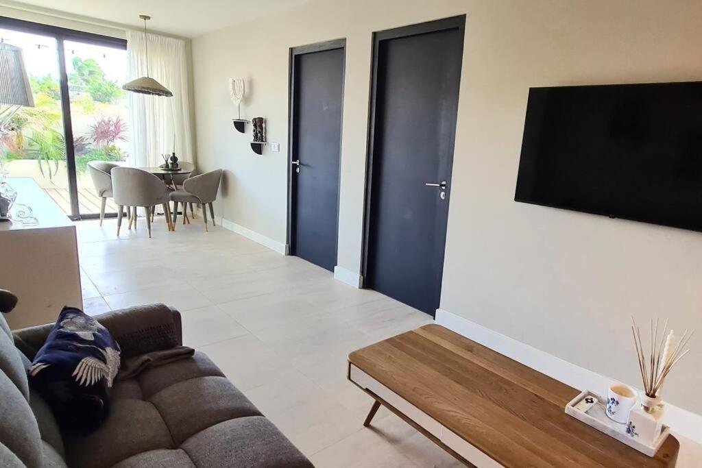 Boutique apartment with PRIVATE POOL, near Jan Thiel & Mambo beach, 2 bedrooms & gated community