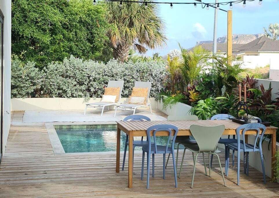 Boutique apartment with PRIVATE POOL, near Jan Thiel & Mambo beach, 2 bedrooms & gated community