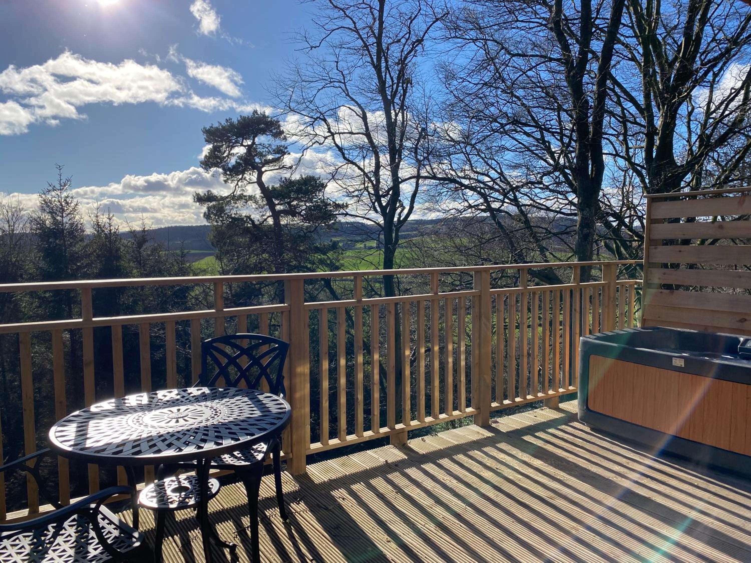Acorn Lodge with Hot Tub