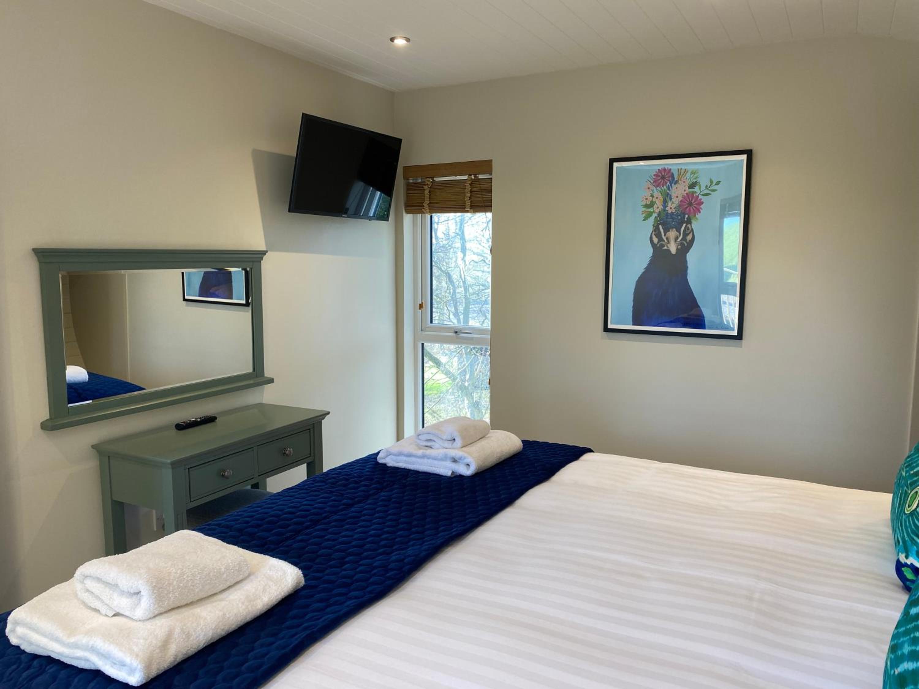 Acorn Lodge with Hot Tub