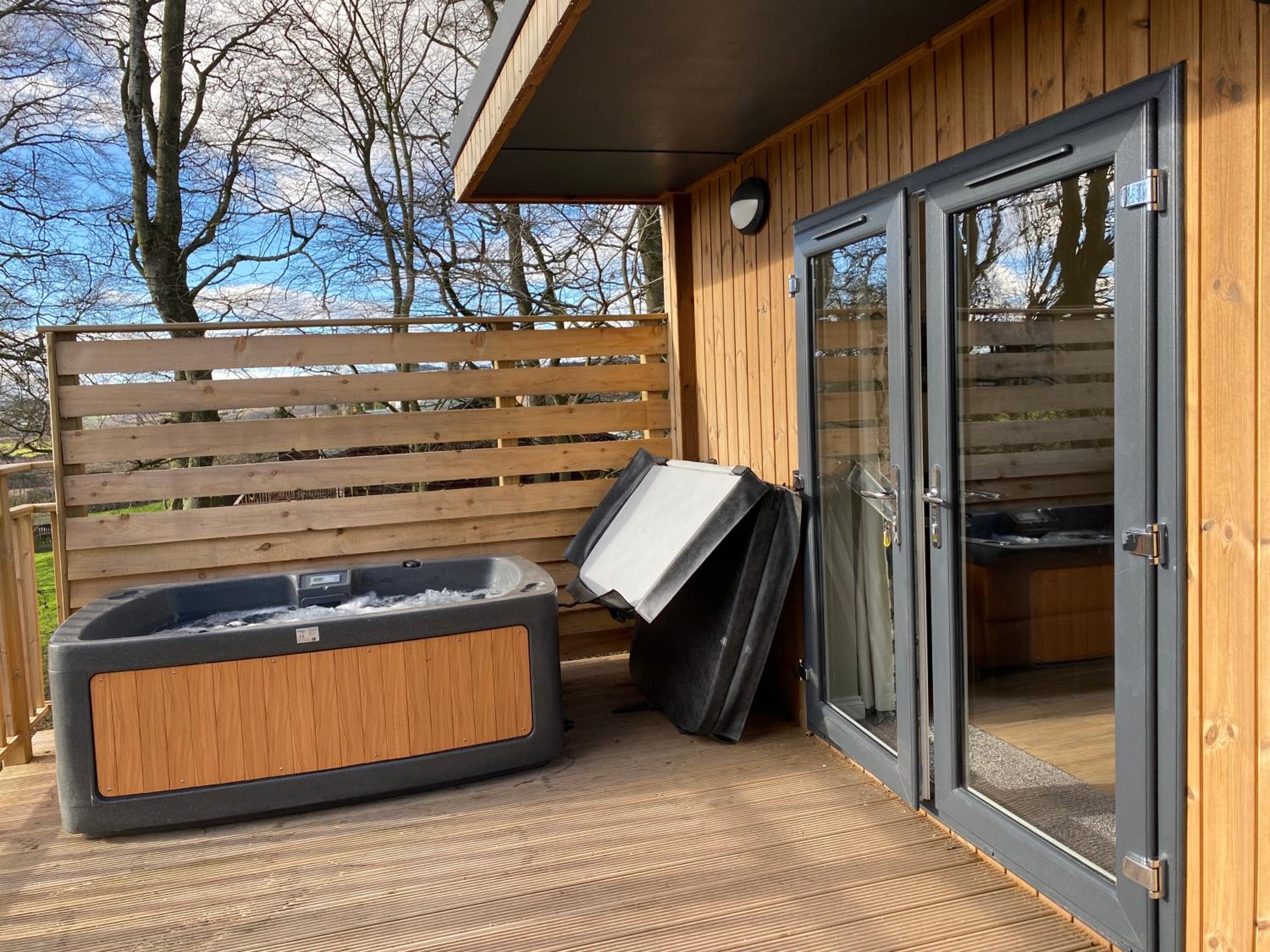 Acorn Lodge with Hot Tub