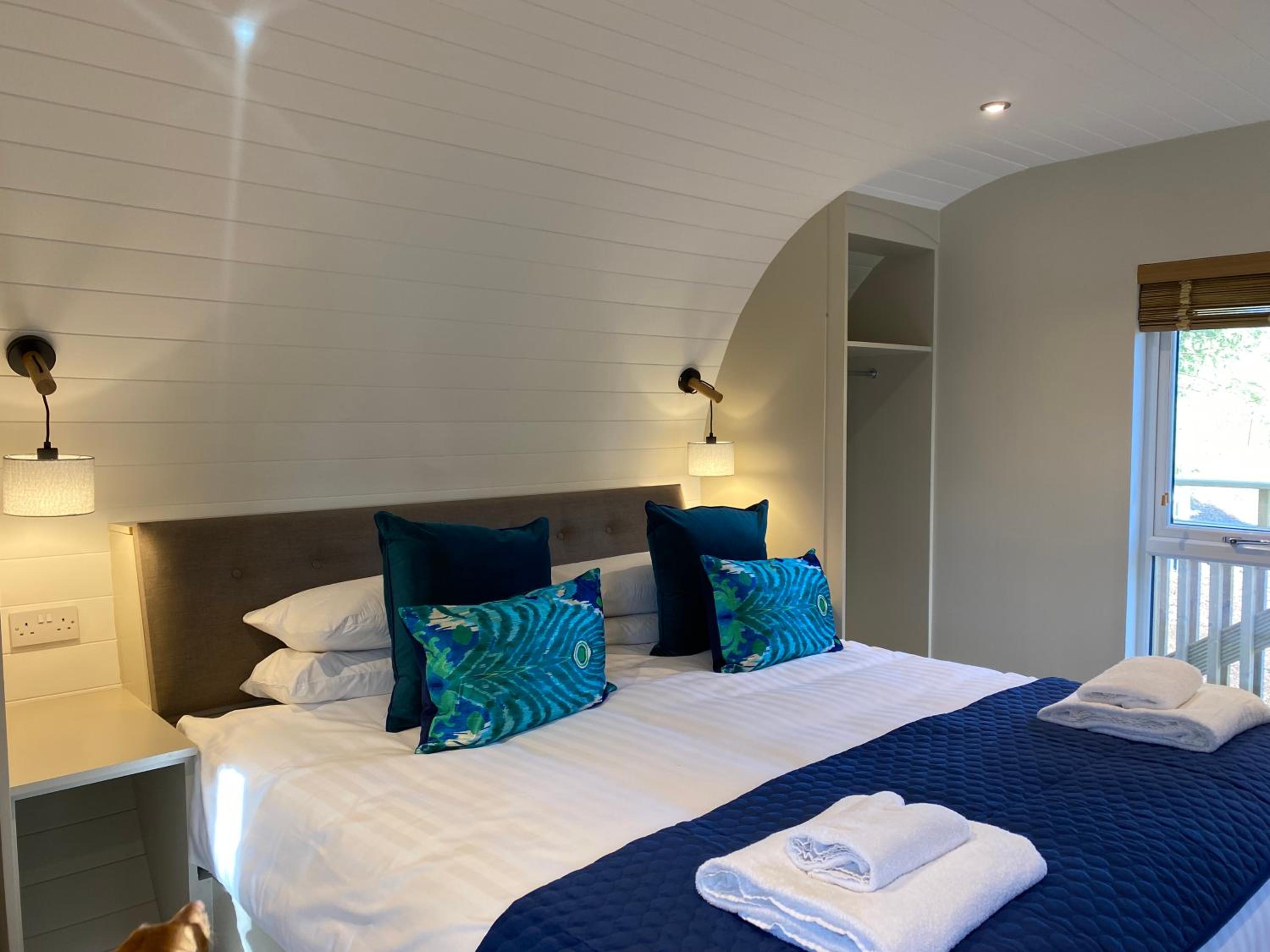 Acorn Lodge with Hot Tub