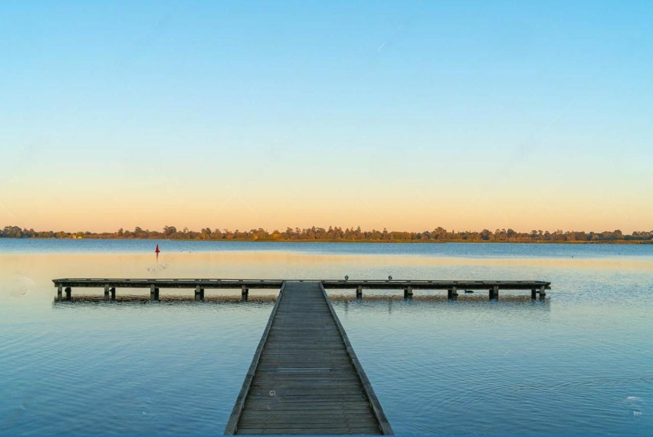 Ballarat Modern Oasis, Stylish 3 bedroom 2 bathroom Retreat, Newly build, New appliances, beds and furniture, Walking distance to Shopping mall