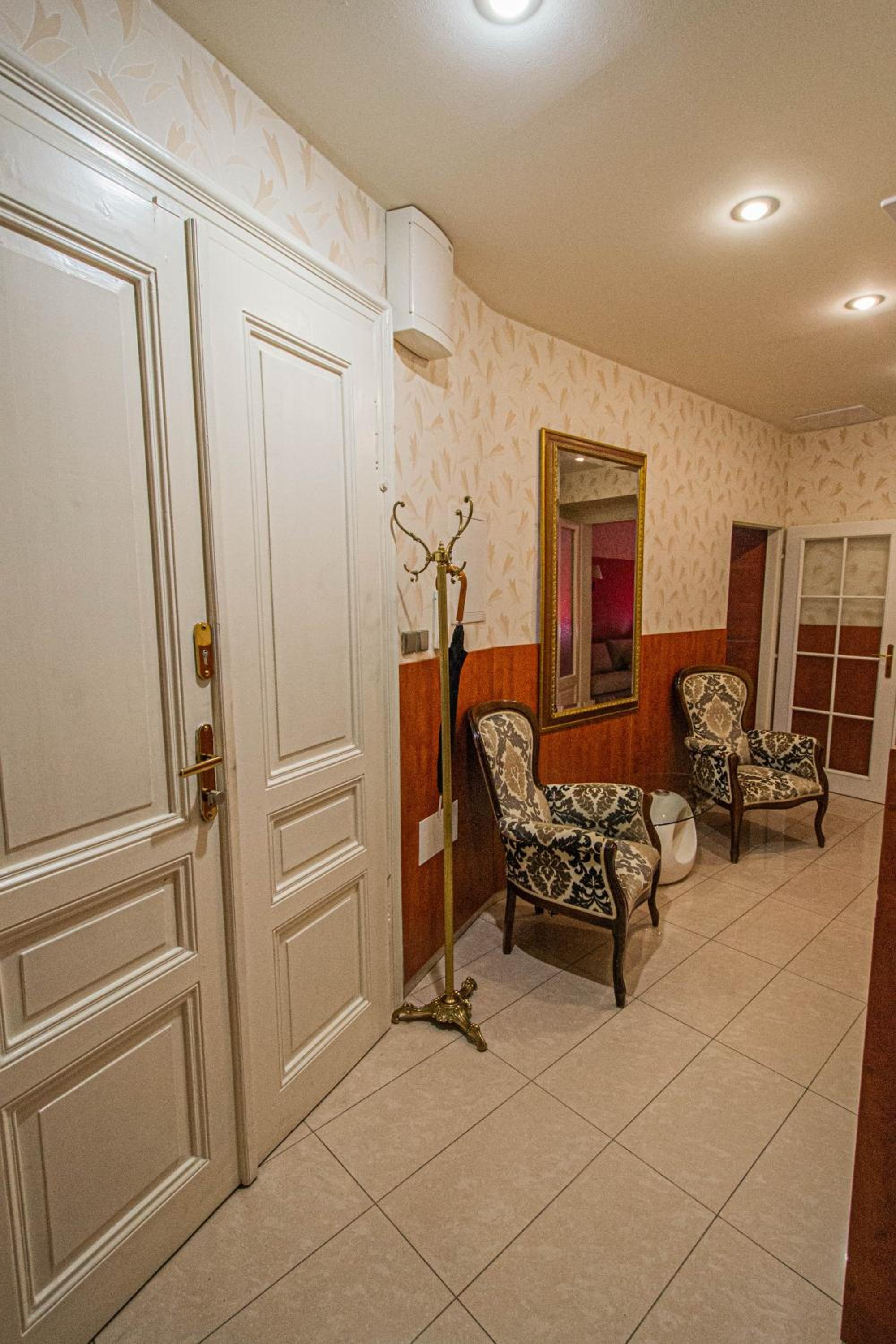 Central 2BDR flat behind Museum