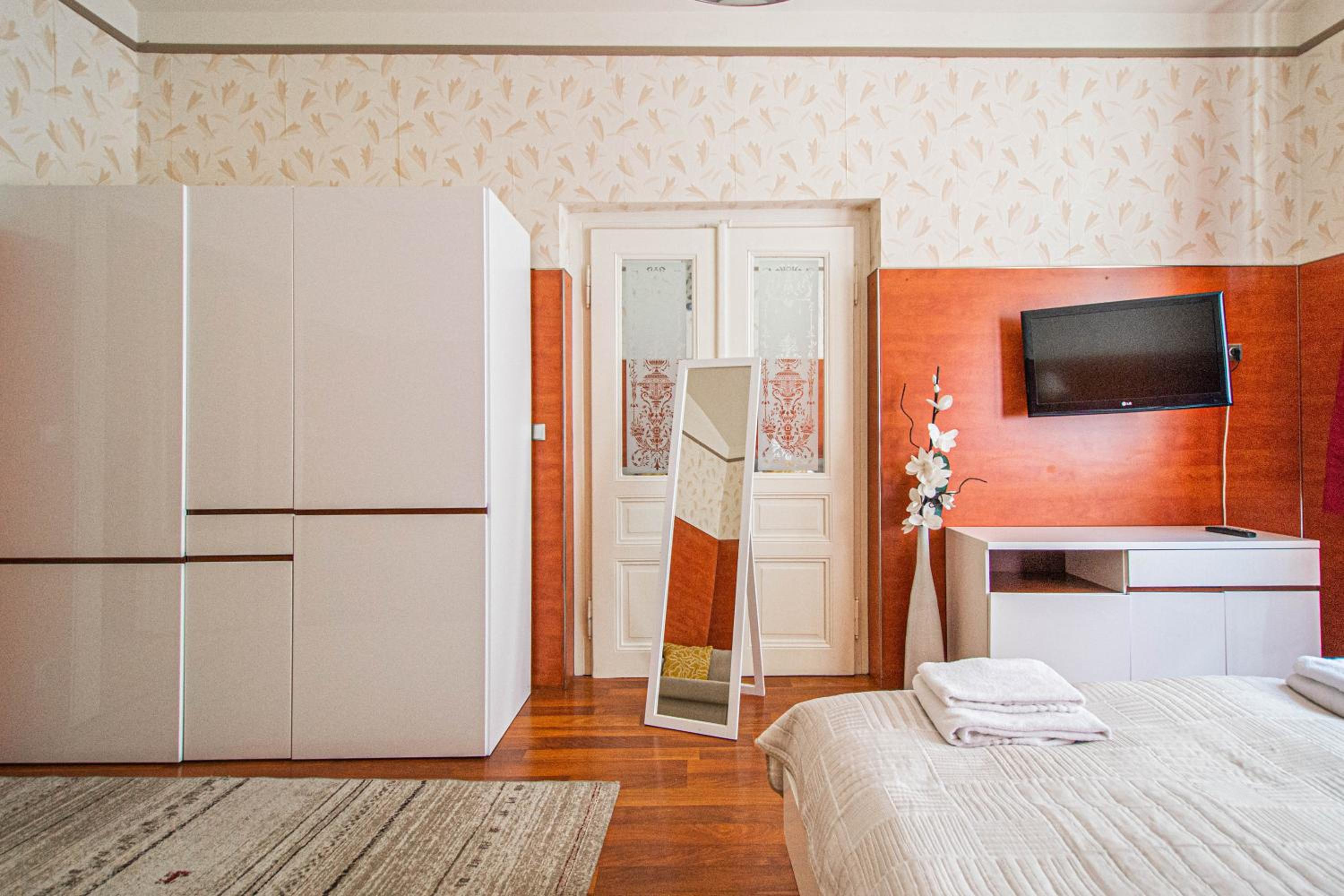 Central 2BDR flat behind Museum