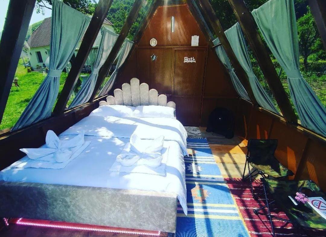 UNDER STARS HOUSE
