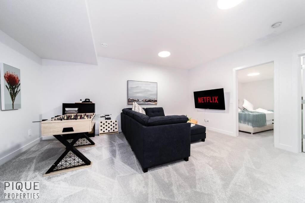 Urban Utopia - Hot Tub - King Bed - BBQ - Sleeps 16 - Garage