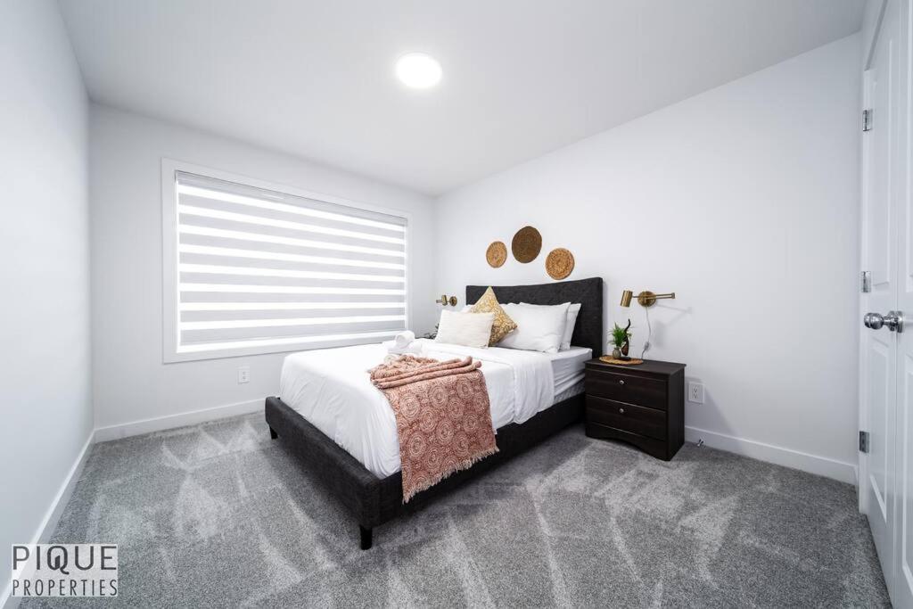 Urban Utopia - Hot Tub - King Bed - BBQ - Sleeps 16 - Garage