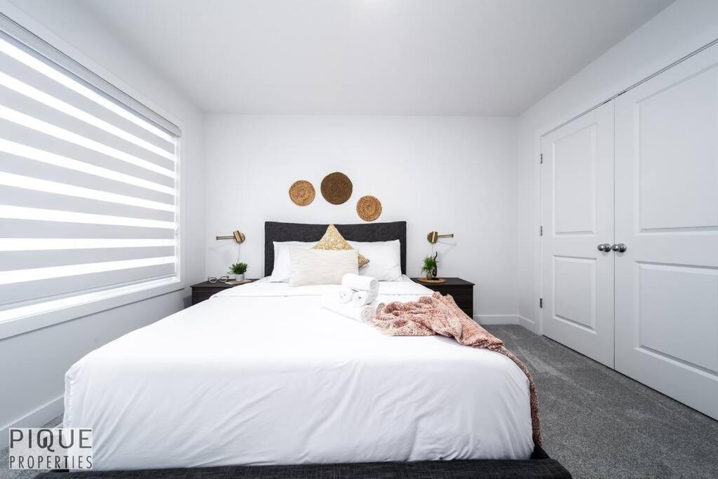Urban Utopia - Hot Tub - King Bed - BBQ - Sleeps 16 - Garage