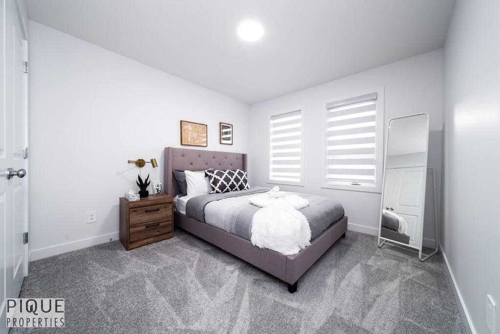 Urban Utopia - Hot Tub - King Bed - BBQ - Sleeps 16 - Garage