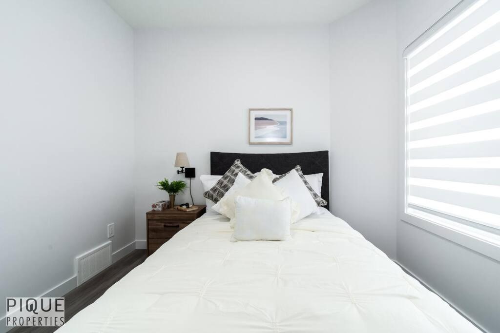 Urban Utopia - Hot Tub - King Bed - BBQ - Sleeps 16 - Garage