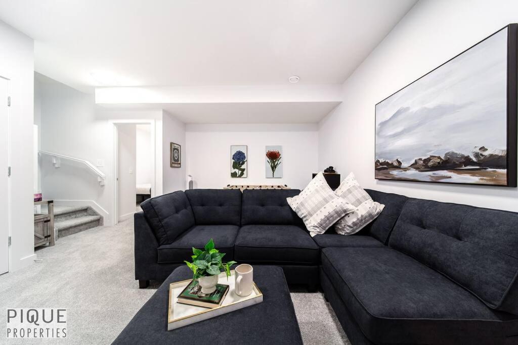 Urban Utopia - Hot Tub - King Bed - BBQ - Sleeps 16 - Garage