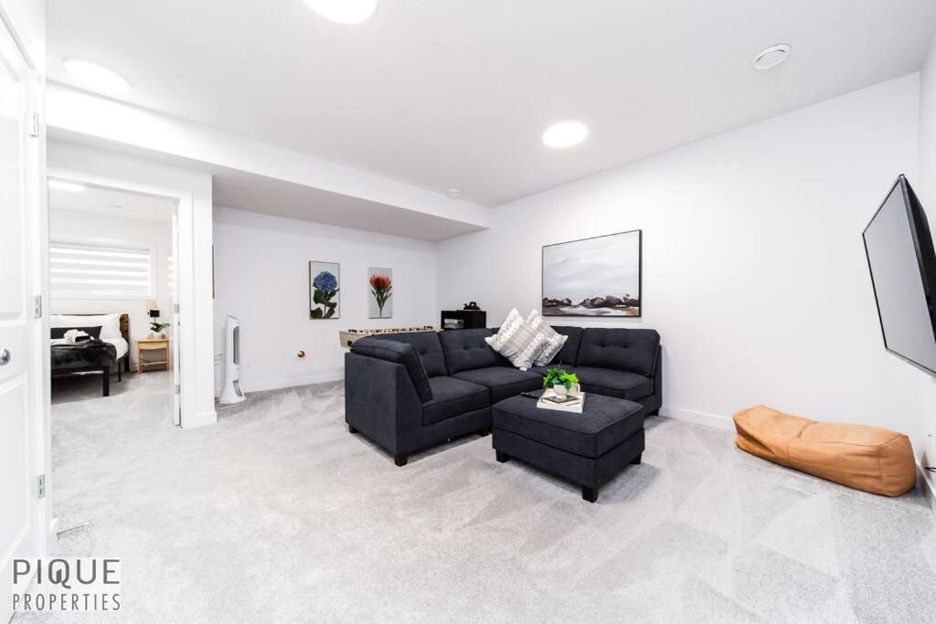 Urban Utopia - Hot Tub - King Bed - BBQ - Sleeps 16 - Garage