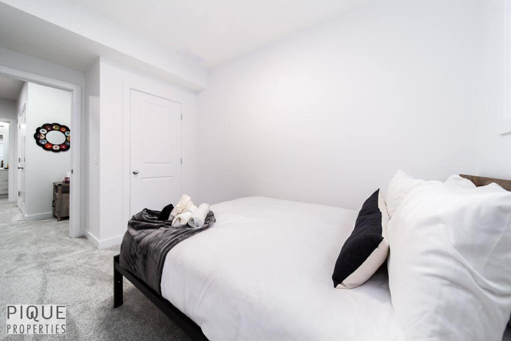 Urban Utopia - Hot Tub - King Bed - BBQ - Sleeps 16 - Garage