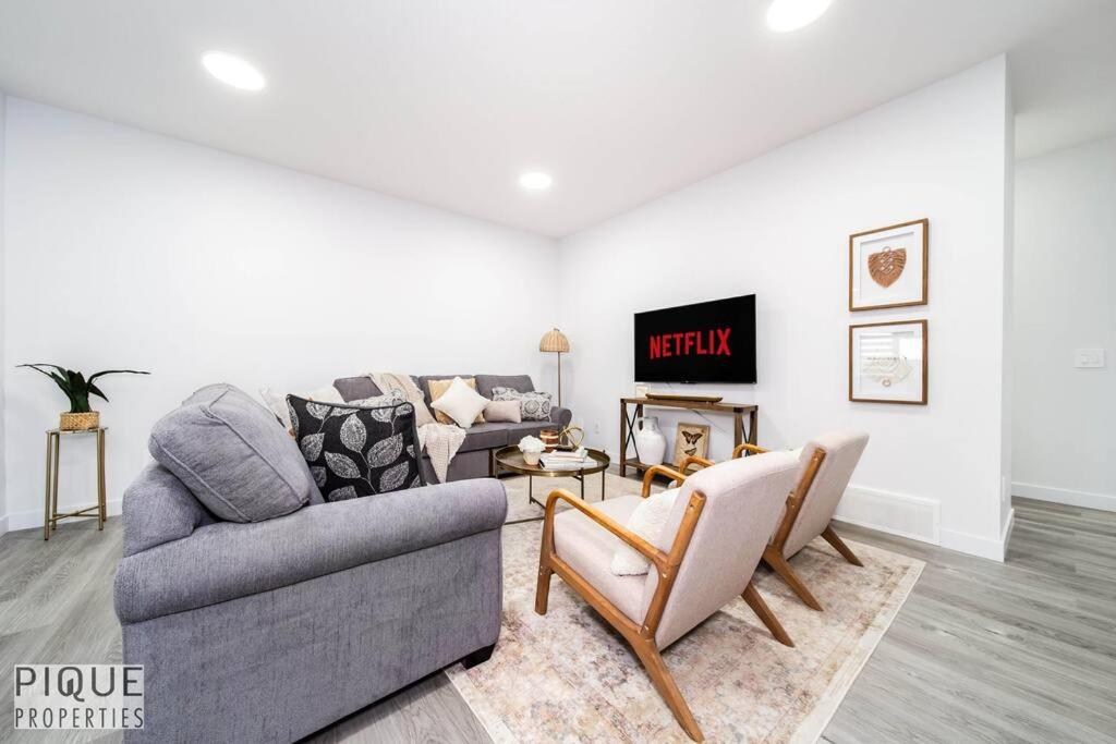 Urban Utopia - Hot Tub - King Bed - BBQ - Sleeps 16 - Garage