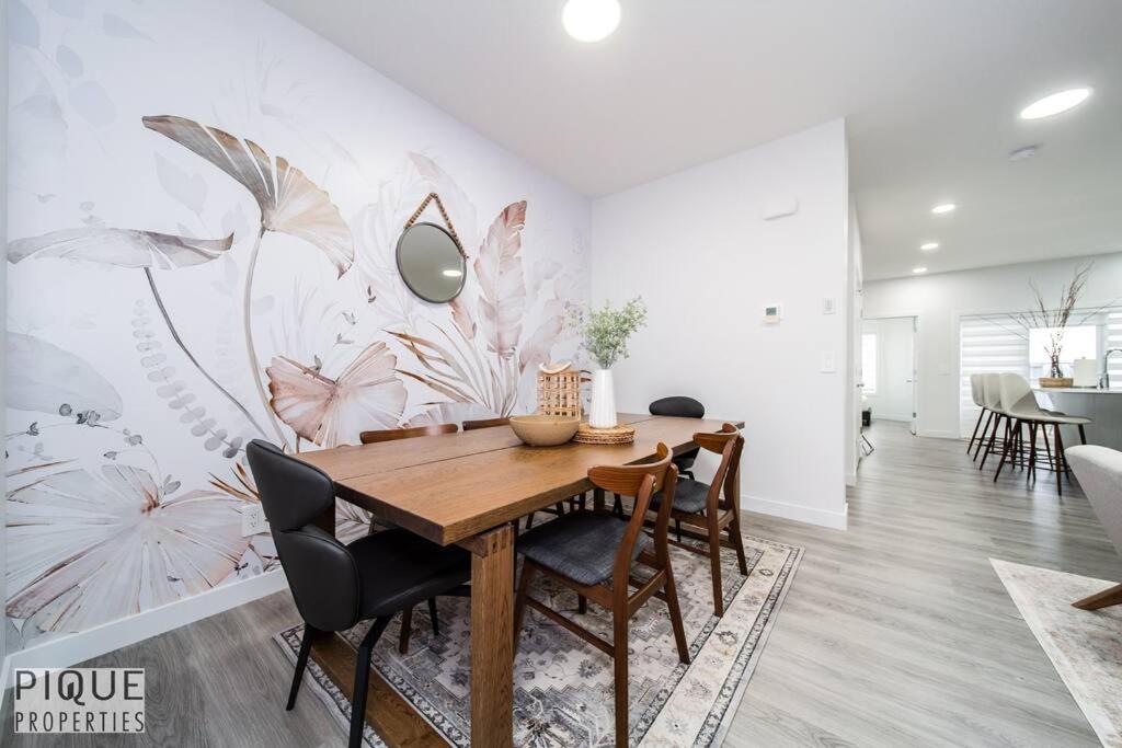 Urban Utopia - Hot Tub - King Bed - BBQ - Sleeps 16 - Garage