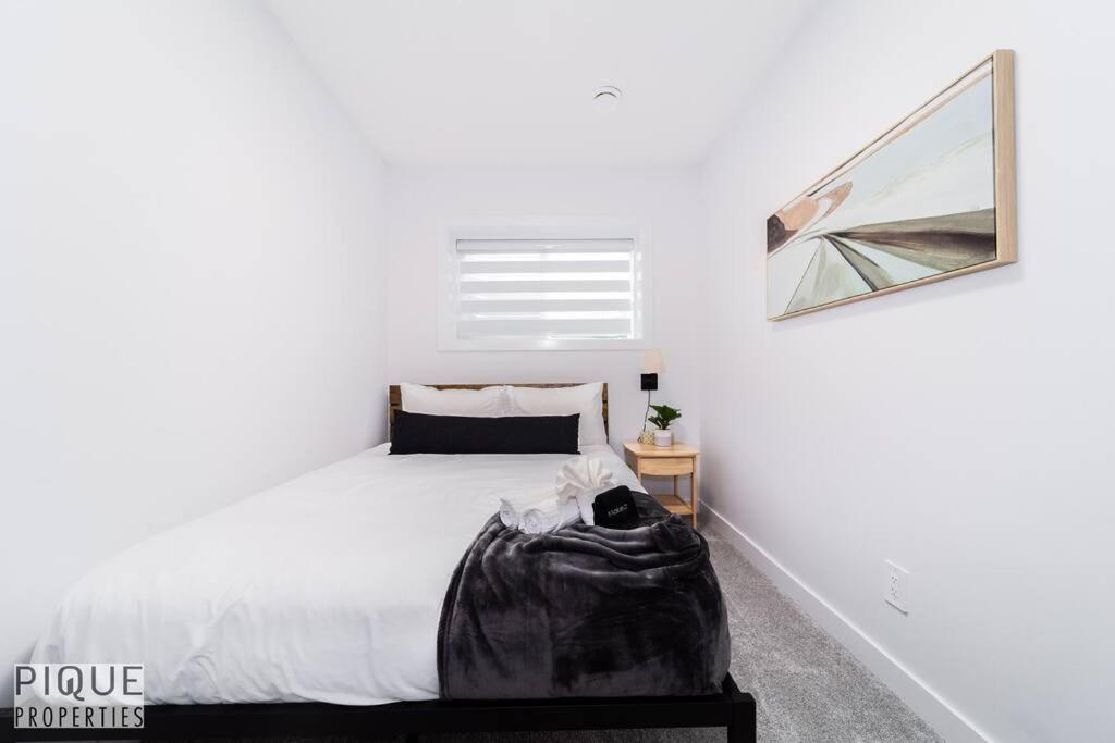 Urban Utopia - Hot Tub - King Bed - BBQ - Sleeps 16 - Garage