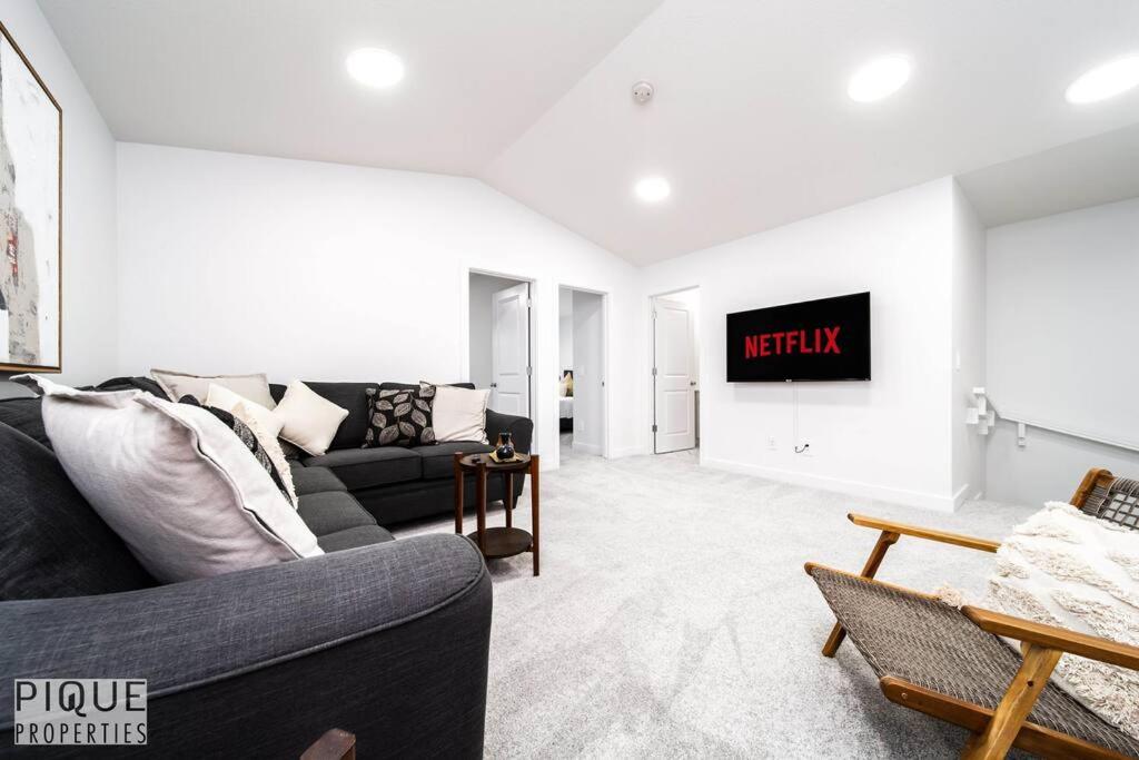 Urban Utopia - Hot Tub - King Bed - BBQ - Sleeps 16 - Garage