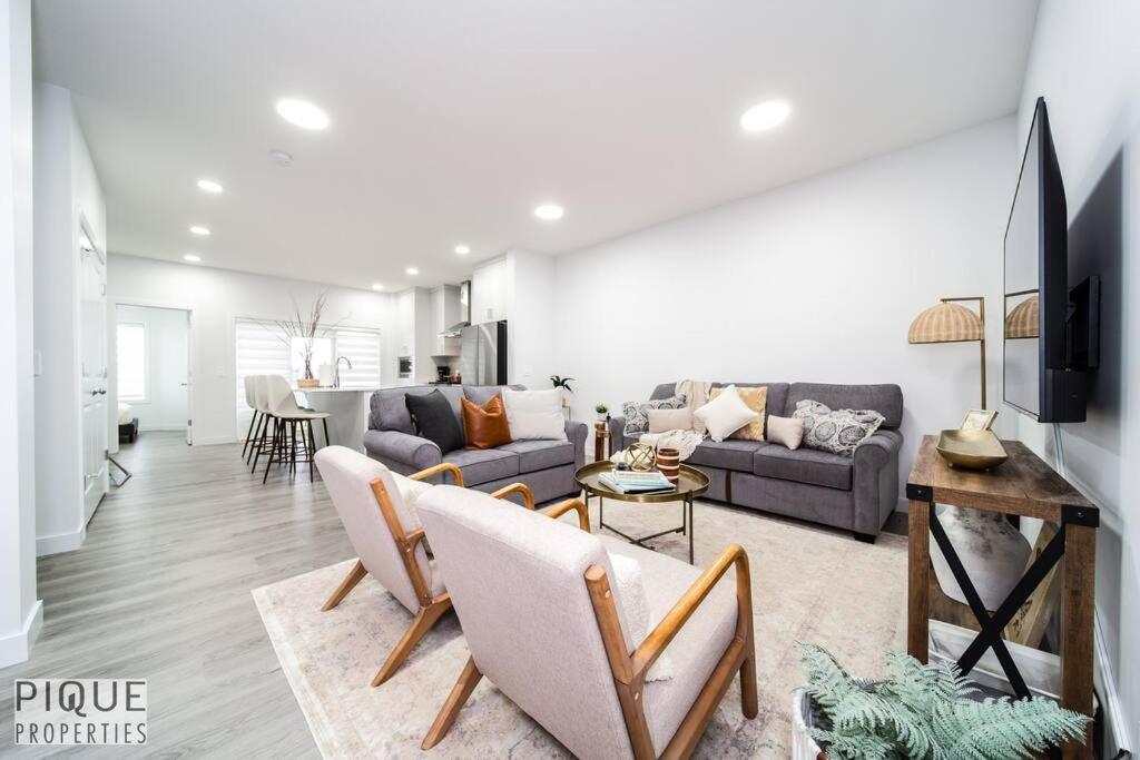 Urban Utopia - Hot Tub - King Bed - BBQ - Sleeps 16 - Garage