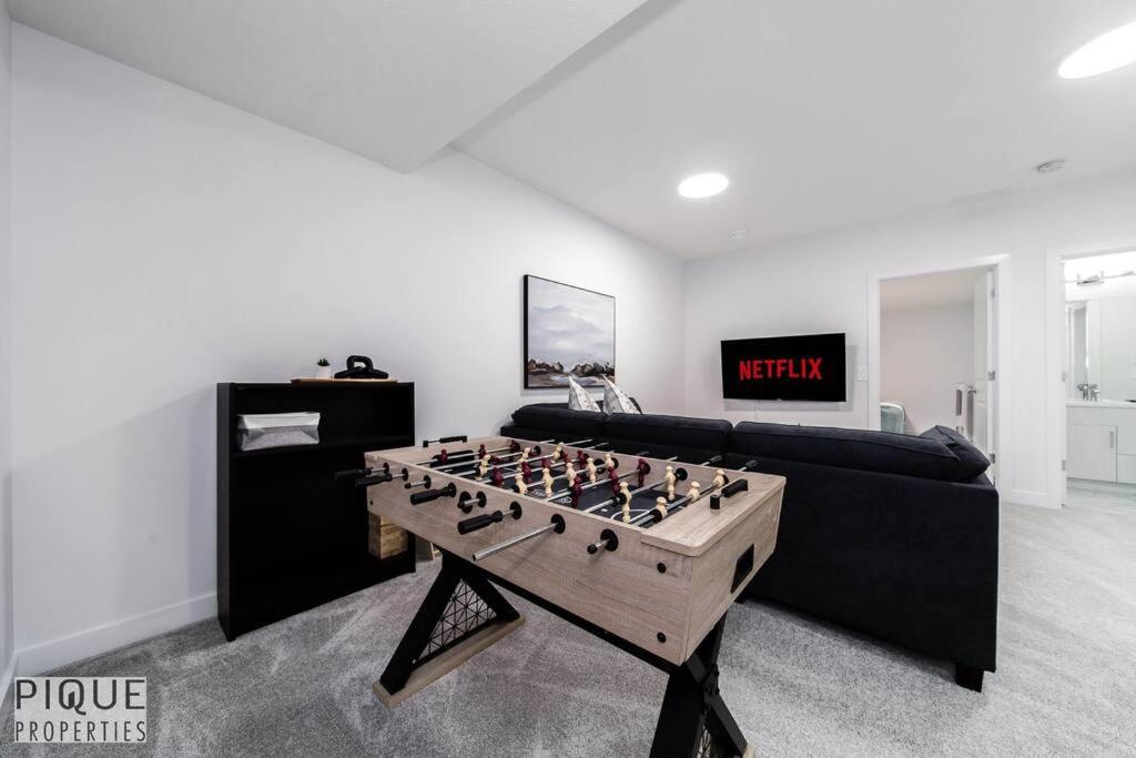 Urban Utopia - Hot Tub - King Bed - BBQ - Sleeps 16 - Garage