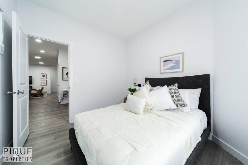Urban Utopia - Hot Tub - King Bed - BBQ - Sleeps 16 - Garage