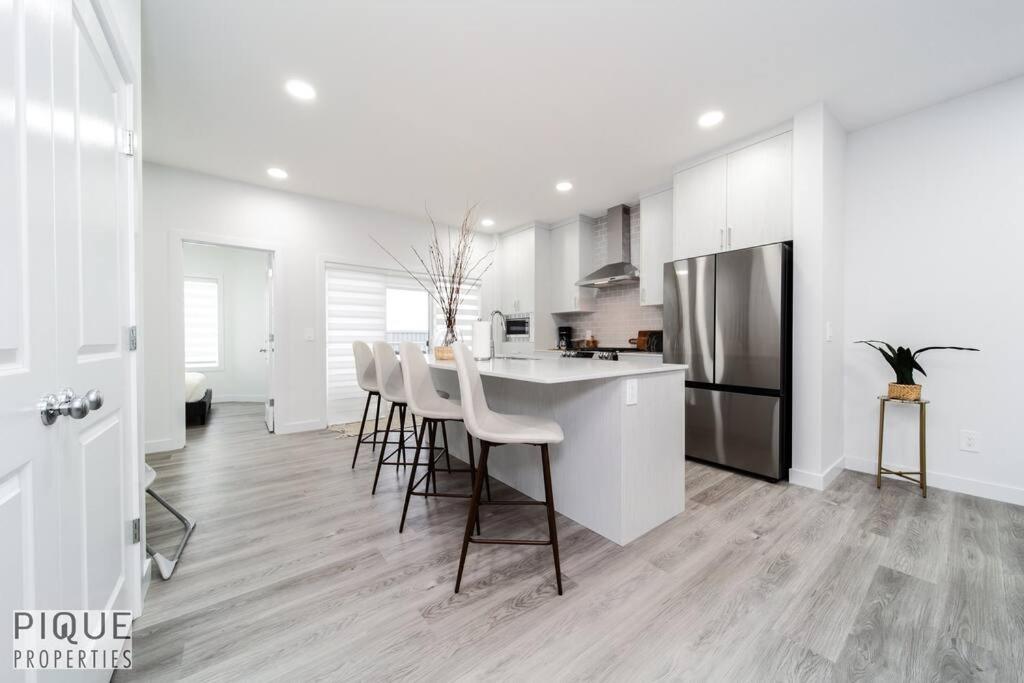 Urban Utopia - Hot Tub - King Bed - BBQ - Sleeps 16 - Garage